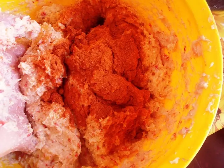 Котлеты из куриной грудки и брынзы с печеным перцем и сельдереем.: шаг 3