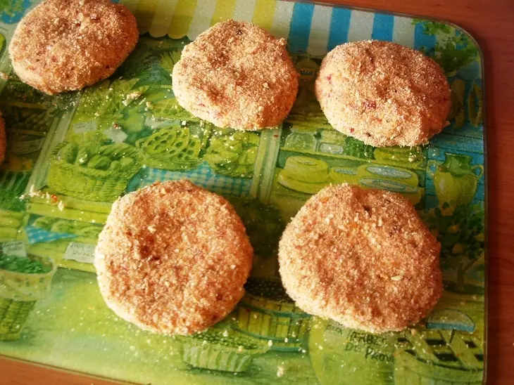 Котлеты из куриной грудки и брынзы с печеным перцем и сельдереем.: шаг 4