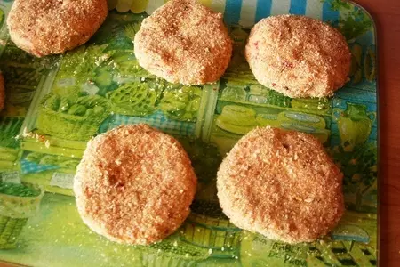Котлеты из куриной грудки и брынзы с печеным перцем и сельдереем.: шаг 4