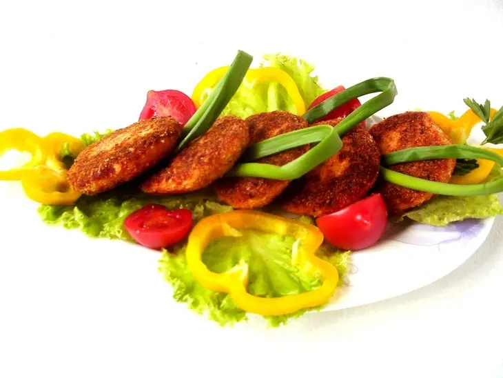 Котлеты из куриной грудки и брынзы с печеным перцем и сельдереем.: шаг 5