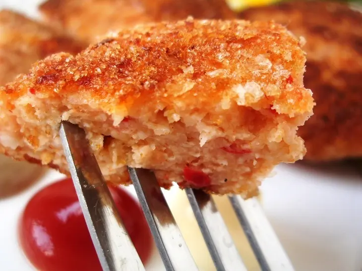 Котлеты из куриной грудки и брынзы с печеным перцем и сельдереем.: шаг 8