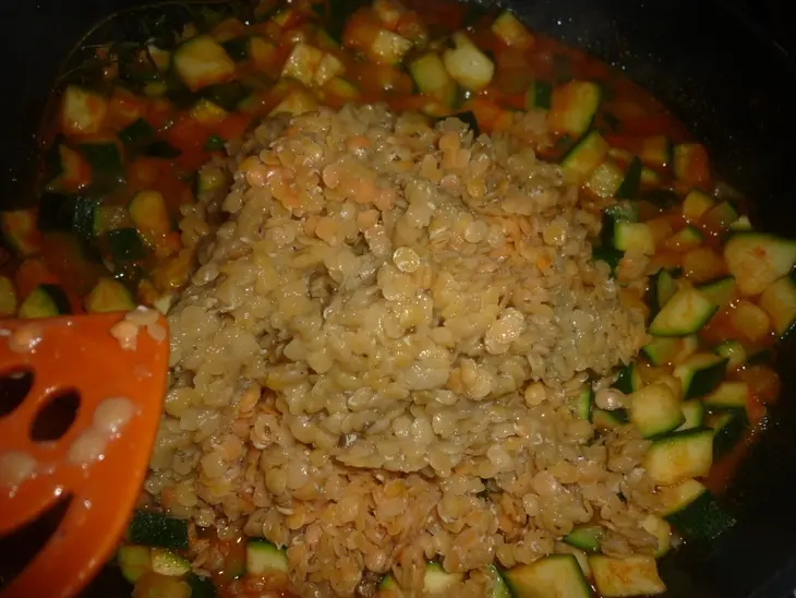 Чечевица с кабачками, томленная в морковном соке: шаг 2
