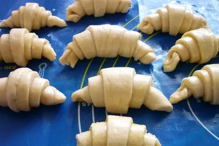 Круассаны  в пост и не только: шаг 7