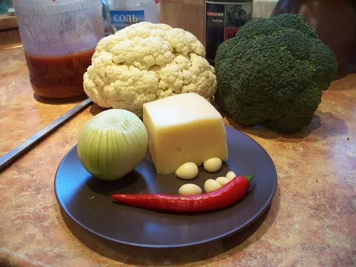 Ассорти из капусты в томатном соусе под сырной корочкой: шаг 1