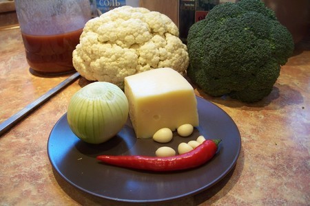 Ассорти из капусты в томатном соусе под сырной корочкой: шаг 1