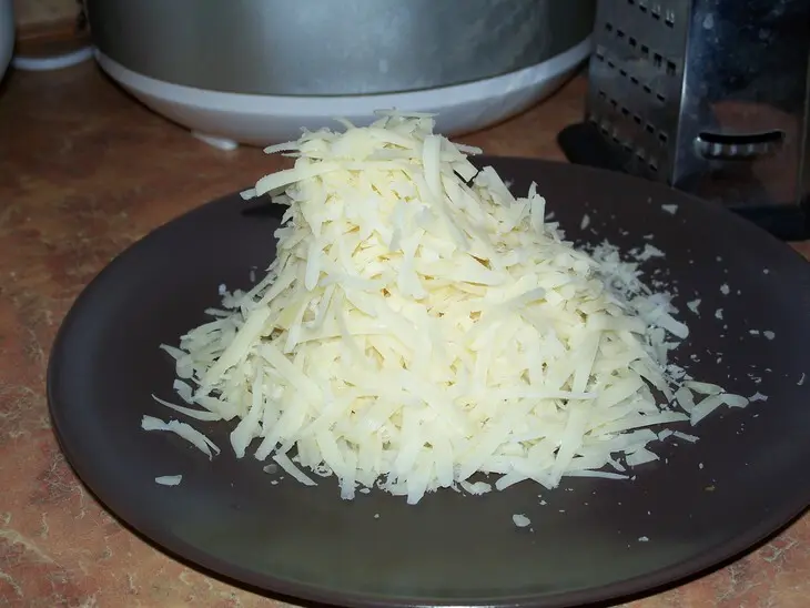 Ассорти из капусты в томатном соусе под сырной корочкой: шаг 2