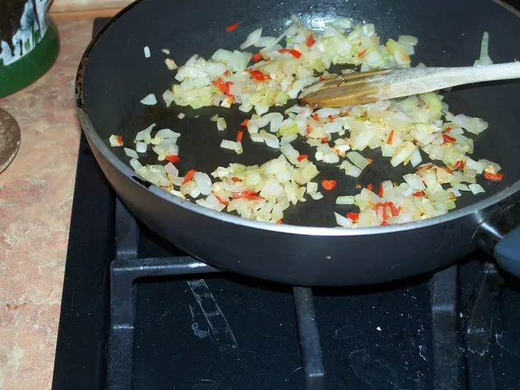Ассорти из капусты в томатном соусе под сырной корочкой: шаг 5