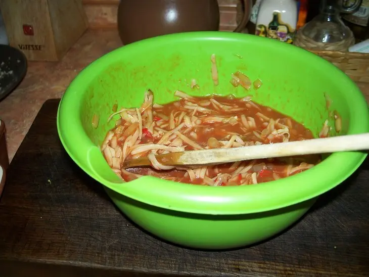 Ассорти из капусты в томатном соусе под сырной корочкой: шаг 6
