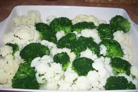 Ассорти из капусты в томатном соусе под сырной корочкой: шаг 7
