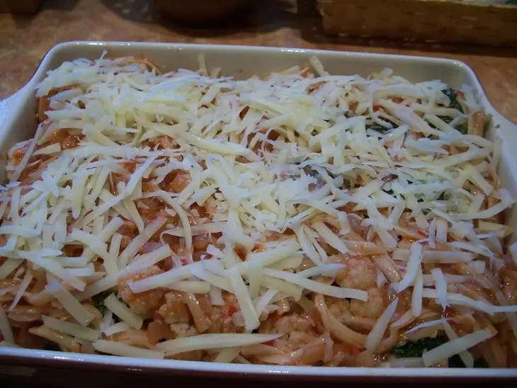 Ассорти из капусты в томатном соусе под сырной корочкой: шаг 8