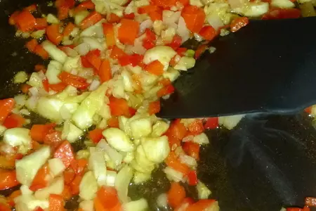 Кабачки, фаршированные овощным соте: шаг 3