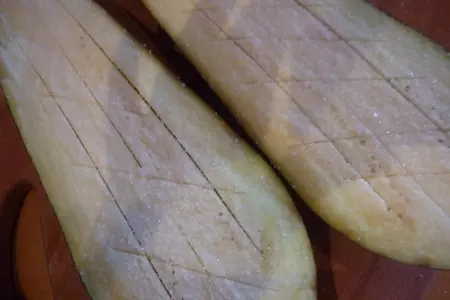 Баклажаны, фаршированные овощным соте, под картофельной шубкой: шаг 1