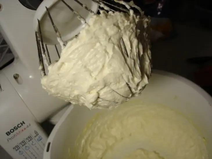 Клубничные капкейки на киселе с заварным кремом шарлотт: шаг 5