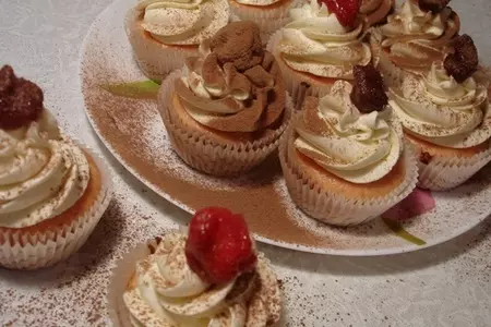 Клубничные капкейки на киселе с заварным кремом шарлотт: шаг 7