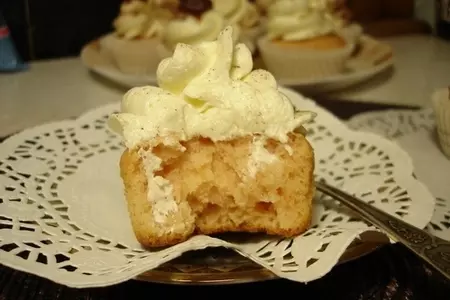 Клубничные капкейки на киселе с заварным кремом шарлотт: шаг 9