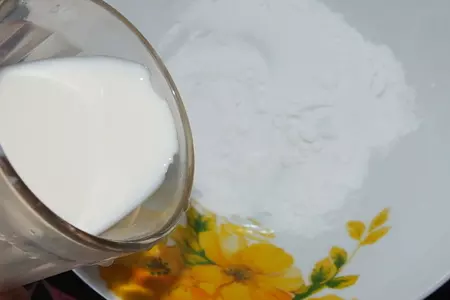 Молочный ванильный кисель с шоколадной стружкой: шаг 1