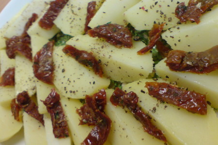 Салат из молодого картофеля с вялеными томатами и хамоном: шаг 3