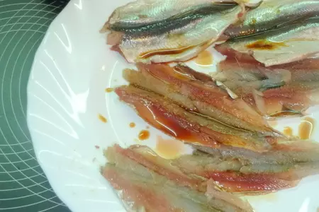 Канапе с килькой и овощами: шаг 1
