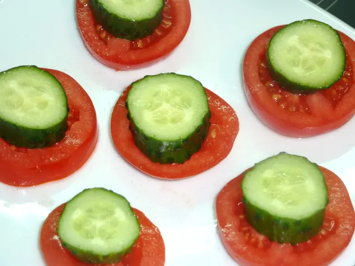 Канапе с килькой и овощами: шаг 2