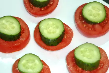 Канапе с килькой и овощами: шаг 2