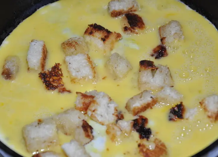 Омлет с гренками и сыром (фм): шаг 4