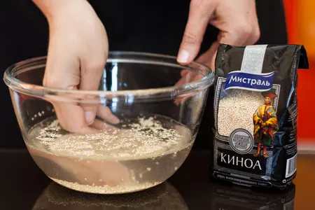 Пикантный салат с клубникой и киноа: шаг 1