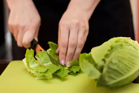 Пикантный салат с клубникой и киноа: шаг 2
