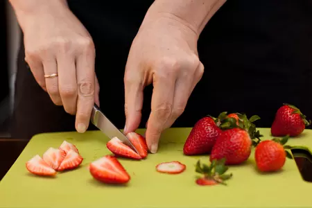 Пикантный салат с клубникой и киноа: шаг 4