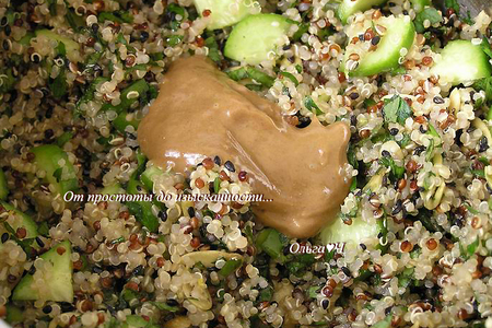 Мятный салат из киноа с зеленью, тахиной и тыквенными семечками: шаг 5