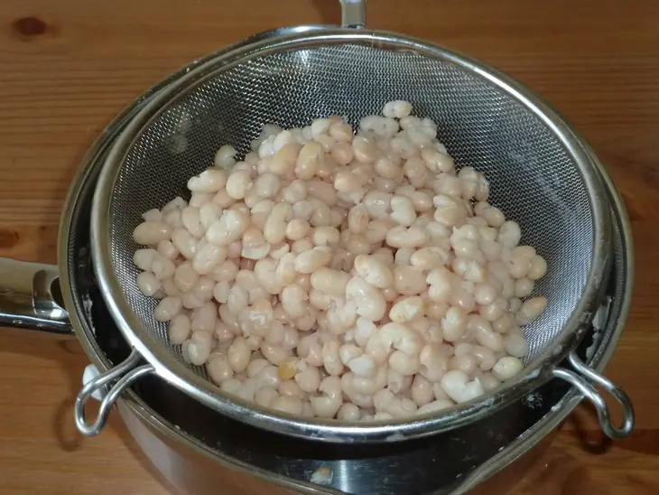 Веррины с фасолью, слабосоленой форелью и овощами "весеннее настроение": шаг 3