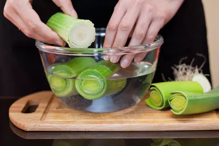Лук-порей, фаршированный курицей и чечевицей с овощами: шаг 1