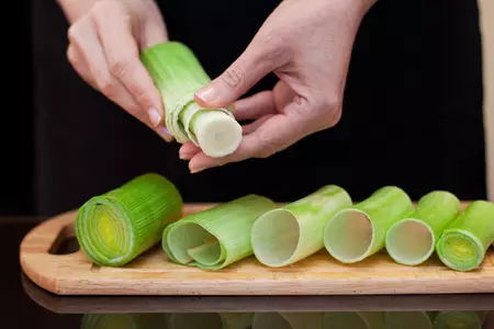 Лук-порей, фаршированный курицей и чечевицей с овощами: шаг 2