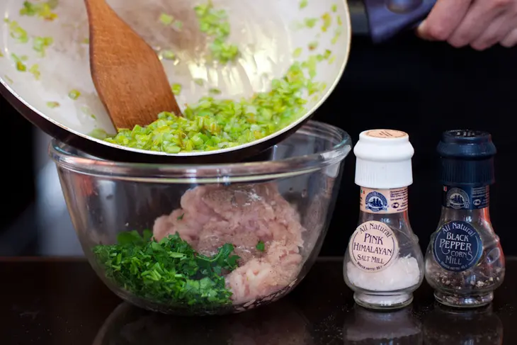 Лук-порей, фаршированный курицей и чечевицей с овощами: шаг 4