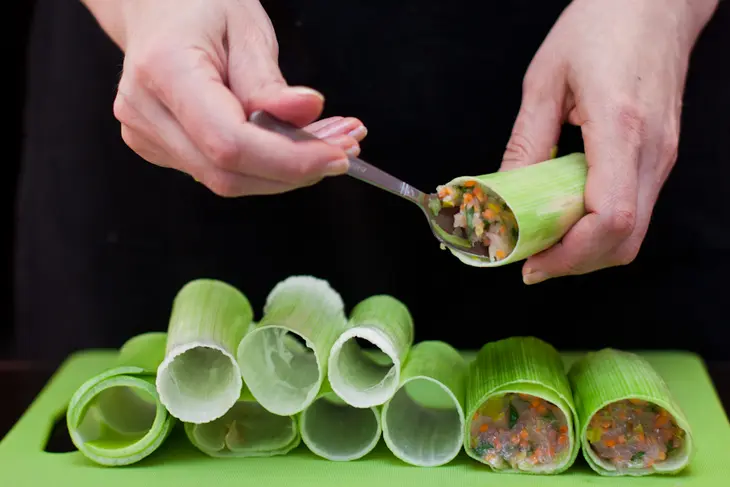Лук-порей, фаршированный курицей и чечевицей с овощами: шаг 6