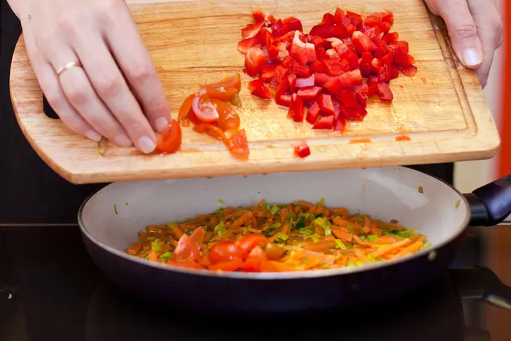 Лук-порей, фаршированный курицей и чечевицей с овощами: шаг 7