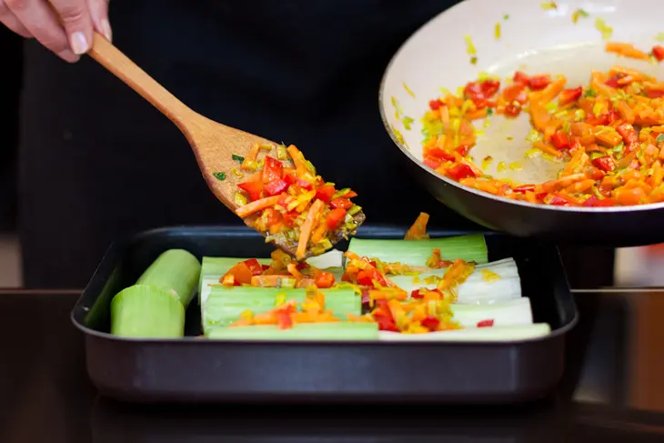 Лук-порей, фаршированный курицей и чечевицей с овощами: шаг 8