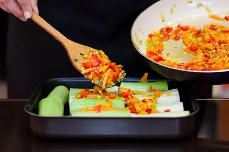 Лук-порей, фаршированный курицей и чечевицей с овощами: шаг 8