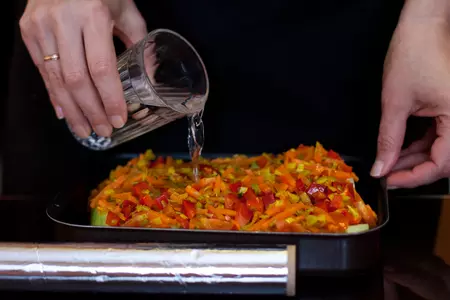 Лук-порей, фаршированный курицей и чечевицей с овощами: шаг 9