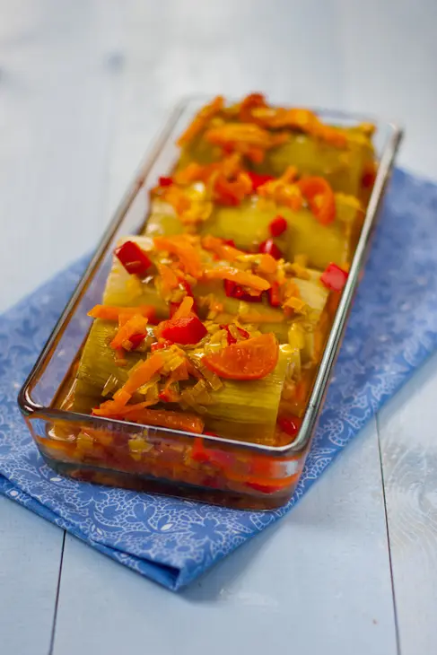 Лук-порей, фаршированный курицей и чечевицей с овощами: шаг 10