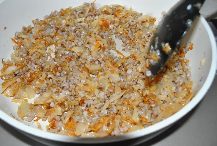 Постные пирожки с квашеной капустой и гречкой (почти как у прабабушки): шаг 4