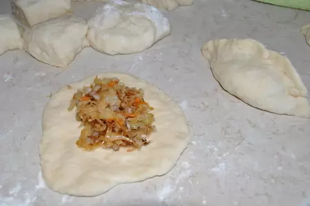 Постные пирожки с квашеной капустой и гречкой (почти как у прабабушки): шаг 6