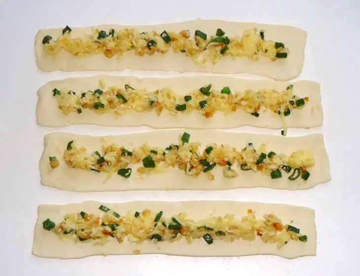 Слоёные палочки с сыром и арахисом: шаг 4