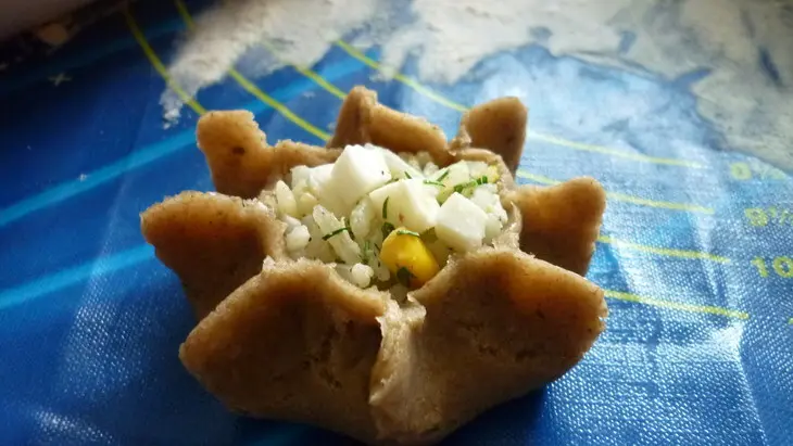 Ржаные мини-пироги с рисом,яйцом и килькой (+ бонус малосольная килечка): шаг 4