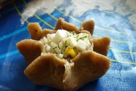 Ржаные мини-пироги с рисом,яйцом и килькой (+ бонус малосольная килечка): шаг 4