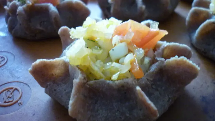 Ржаные мини-пироги с рисом,яйцом и килькой (+ бонус малосольная килечка): шаг 5