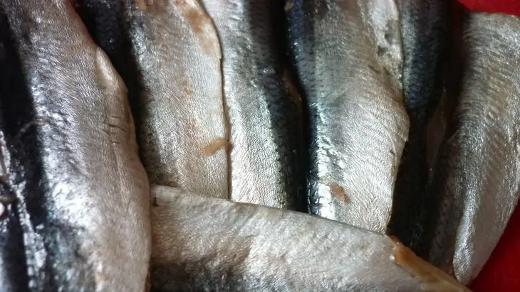 Ржаные мини-пироги с рисом,яйцом и килькой (+ бонус малосольная килечка): шаг 6
