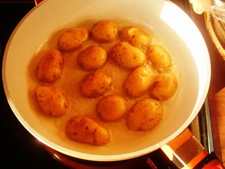 Картошечка, запеченная с грибами и помидорами.: шаг 1