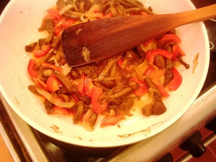Картошечка, запеченная с грибами и помидорами.: шаг 2