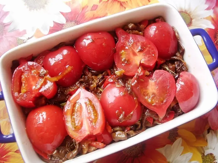 Картошечка, запеченная с грибами и помидорами.: шаг 3
