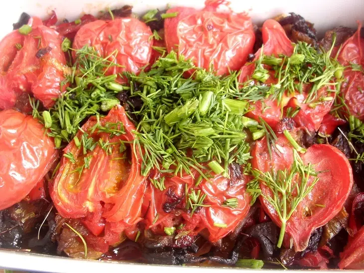 Картошечка, запеченная с грибами и помидорами.: шаг 4